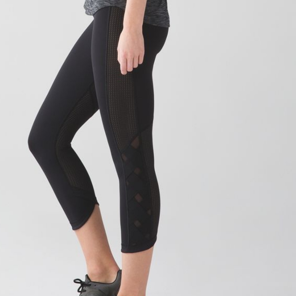 Lululemon Varcity Cropped Black Leggings Tights 6 Luxtreme criss cross